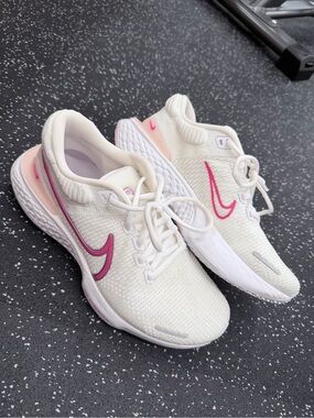 Nike ZoomX Women’s White/Pink Running Shoes with Pink Swoosh 9.5